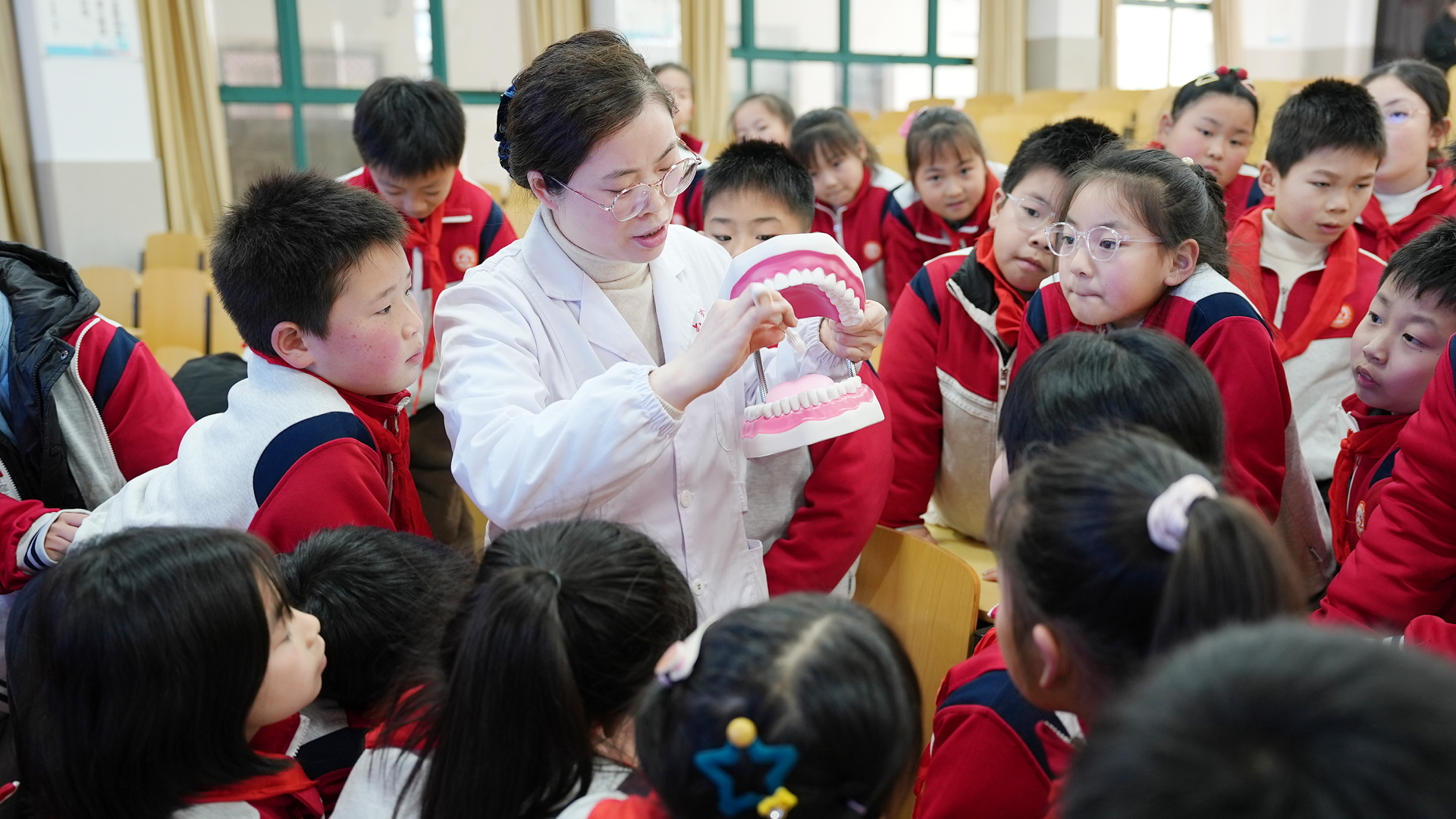 爱牙护牙从小做起！--六安市口腔医院走进人民路小学东校开展口腔健康科普活动